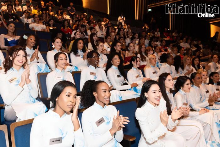 Dàn thí sinh Miss World 2026 cổ vũ các diễn viên của Nhà hát Đó.