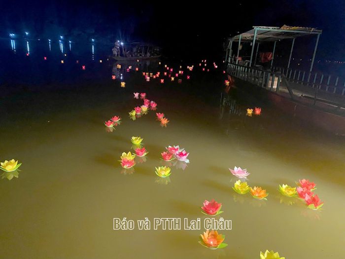Những ngọn đèn hoa đăng được thả xuống gửi gắm ước nguyện về bình an, hạnh phúc, đoàn kết và quê hương phát triển.
