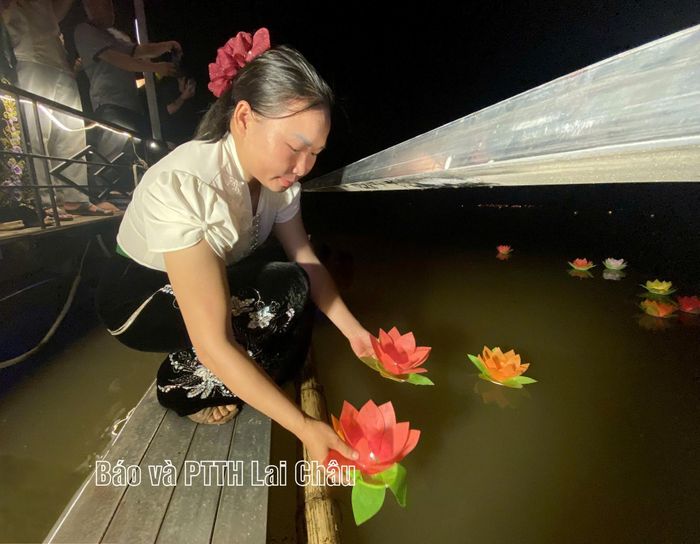 Đại biểu và du khách thả đèn hoa đăng.