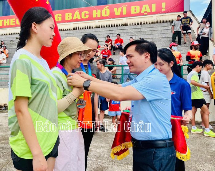Ban Tổ chức trao giải cho các vận động viên tham gia giải đạt thành tích cao.