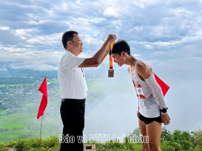 Đồng chí Phan Văn Ngọc - Chủ tịch UBND xã Than Uyên trao huy chương hoàn thành cự ly 8,8km cho các vận động viên.