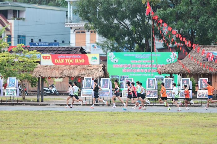 Vận động viên tham gia Giải chạy "Về mùa vàng Tam Than" ở cự ly 8,8km.