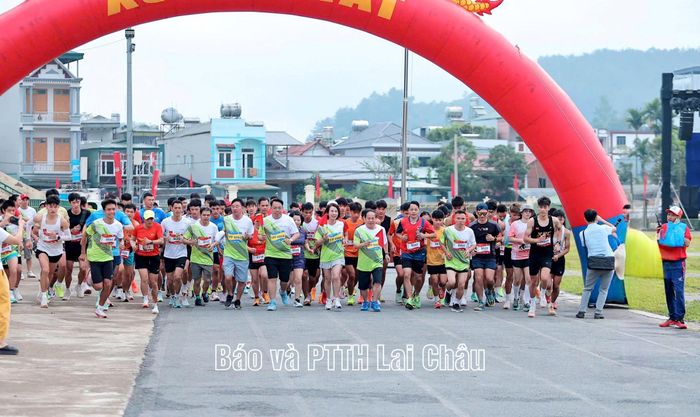 Đồng chí Tống Thanh Hải - Phó Chủ tịch Thường trực UBND tỉnh và các vận động viên tham gia Giải chạy "Về mùa vàng Tam Than" ở cự ly 8,8km.
