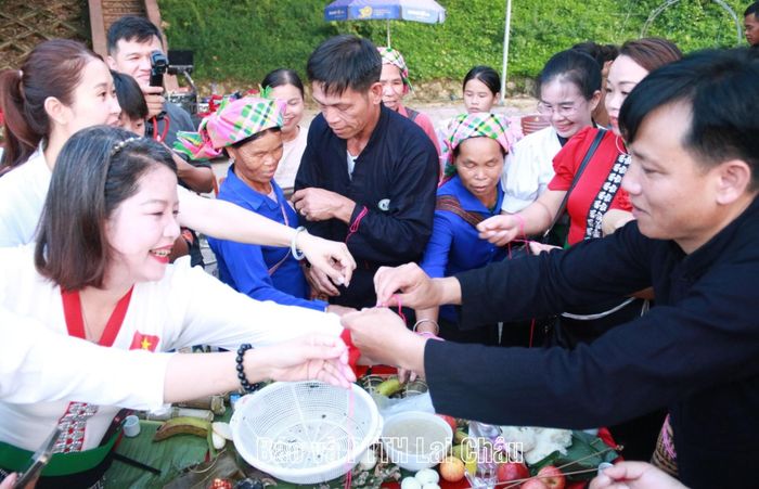 Thầy mo buộc chỉ cổ tay cho đại biểu, gửi gắm lời chúc sức khỏe, bình an.