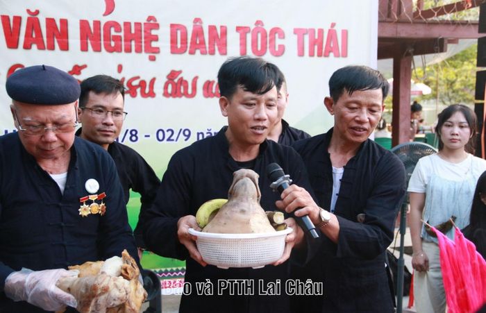 Thầy mo Lường Văn Na thực hiện phần nghi thức cúng lễ.