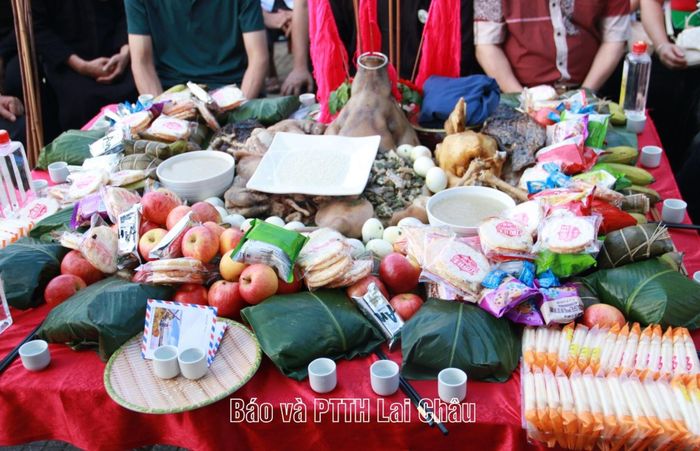 Các món ăn truyền thống dân tộc Thái được bày trong mâm cúng tại Lễ buộc chỉ cổ tay.