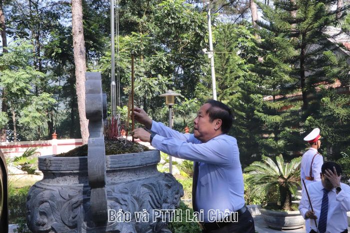 Đồng chí Tống Thanh Hải – Phó Chủ tịch Thường trực UBND tỉnh, Trưởng Ban Tổ chức Tết Độc lập năm 2026 thắp hương tại Nghĩa trang Liệt sĩ xã Than Uyên.