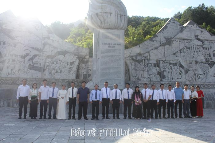 ... chụp ảnh lưu niệm tại khu di tích lịch sử cách mạng Bản Lướt, xã Mường Kim.