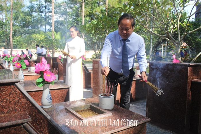 ... thắp hương tại phần mộ liệt sĩ.