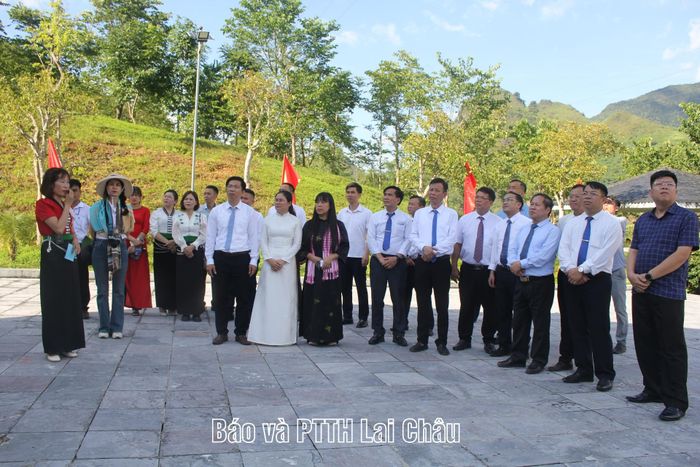 Các đại biểu cùng ôn lại truyền thống, lịch sử củ Đảng bộ Lai Châu.