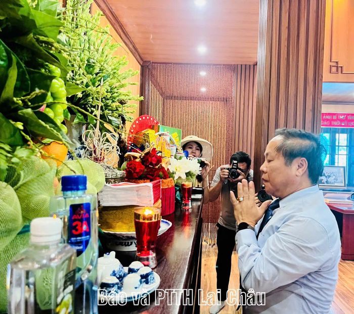 Phó Chủ tịch Thường trực UBND tỉnh Tống Thanh Hải thắp hương Phòng thờ Bác Hồ.