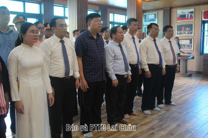 Đoàn đại biểu dâng hương tại Nhà truyền thống khu di tích lịch sử Bản Lướt, xã Mường Kim.