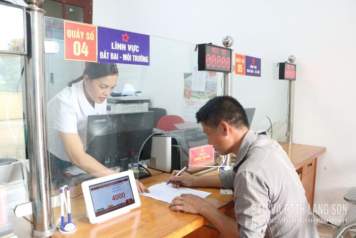 Chuyên viên Trung tâm Phục vụ hành chính công xã Thống Nhất hướng dẫn người dân thực hiện thủ tục hành chính