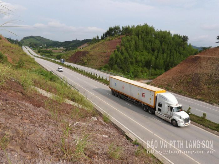 Quốc lộ 4B đoạn đi qua xã Lộc Bình mới được đầu tư nâng cấp quy mô 4 làn xe