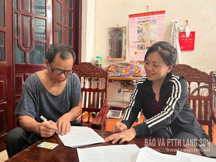 Cán bộ BHXH cơ sở Hữu Lũng khảo sát sự hài lòng của cán bộ hưu trí
