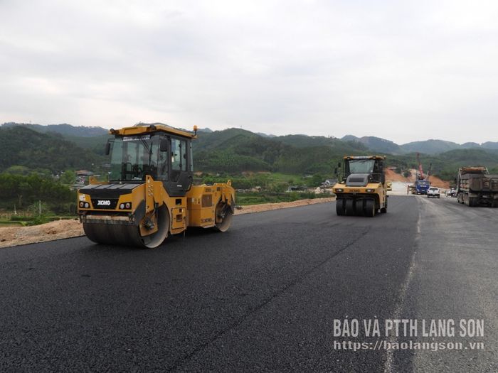 Thảm mặt đường kết nối với cửa khẩu Tân Thanh thuộc xã Hoàng Văn Thụ