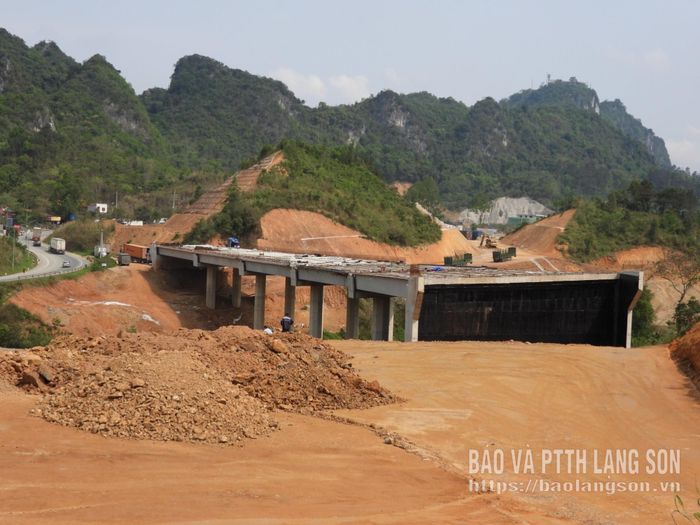 Thi công cầu cải thiện năng lực thông quan tại Cửa khẩu Quốc tế Hữu Nghị