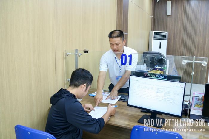 Cán bộ Trung tâm Dịch vụ việc làm tỉnh tư vấn, giới thiệu việc làm cho người lao động