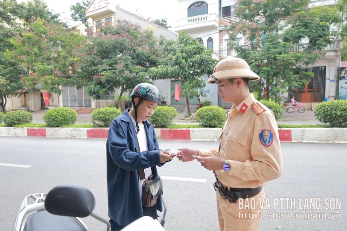 Lực lượng CSGT kiểm tra điều kiện lưu thông người tham gia giao thông trên đường Hùng Vương