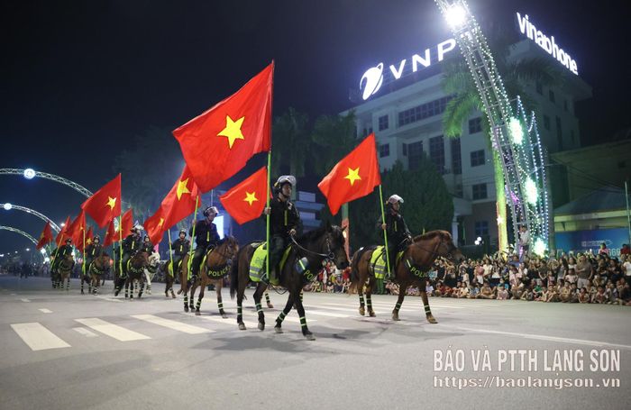 Đoàn Cảnh sát Cơ động Kỵ binh biểu diễn trong buổi tập luyện