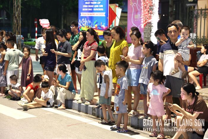 Đông đảo người dân đứng dọc hai bên Không gian Văn hóa đường Hùng Vương theo dõi buổi tập luyện 