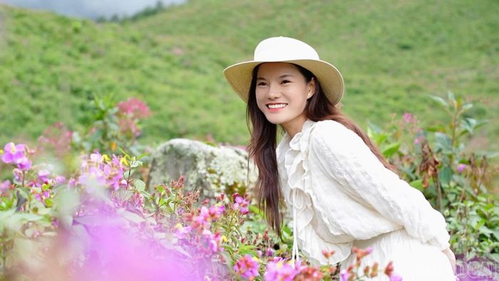 Tác giả trải nghiệm thực tế tại đồi hoa mua.