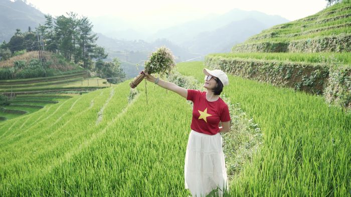 Du khách thích thú check-in, lưu lại những khoảnh khắc giữa không gian ruộng bậc thang Mù Cang Chải.
