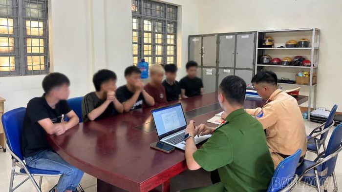 Người vi phạm tại trụ sở Công an xã Phúc Khánh.