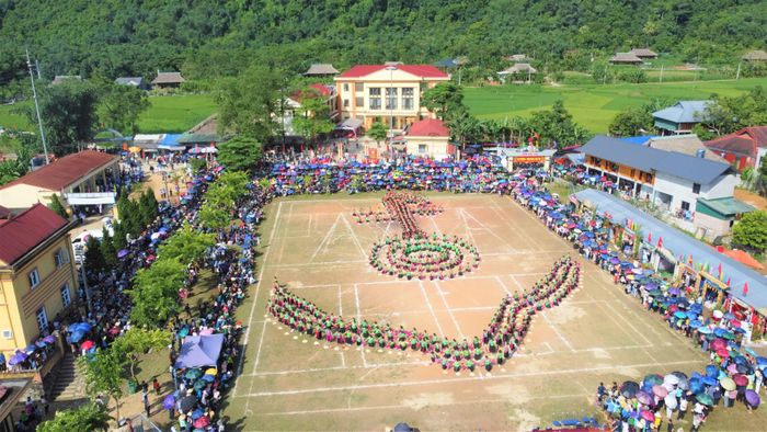 Màn đồng diễn “Âm vang cội nguồn - Sắc màu Lâm Thượng” với sự tham gia của gần 500 nghệ nhân, diễn viên, học sinh và người dân.