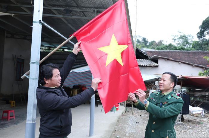 Lá cờ đỏ sao vàng tung bay trên mỗi nếp nhà vùng biên không chỉ là niềm tự hào dân tộc mà còn là biểu tượng của ý chí, niềm tin và trách nhiệm cùng chung tay gìn giữ chủ quyền thiêng liêng của Tổ quốc. Từ những bản làng nơi phên dậu, tình yêu nước vẫn bền bỉ được vun đắp, góp phần tạo nên thế trận biên phòng toàn dân vững chắc.