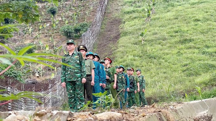 Nơi biên cương Lào Cai, trên những cột mốc sừng sững giữa núi rừng, những cung đường tuần tra men theo đường biên hay trong từng thôn, bản vùng cao, cán bộ, chiến sĩ Bộ đội Biên phòng cùng đồng bào các dân tộc luôn sát cánh bảo vệ chủ quyền lãnh thổ, giữ gìn an ninh biên giới quốc gia.