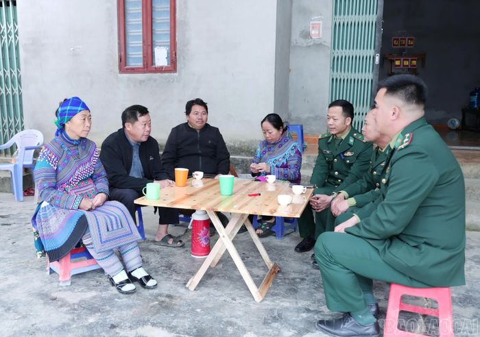 Ngoài nhiệm vụ chuyên môn, những người lính biên phòng còn thường xuyên gần gũi, tuyên truyền, vận động người dân chấp hành tốt chủ trương của Đảng, pháp luật của Nhà nước, nhất là Luật Biên giới quốc gia; đồng thời ,tham gia thực hiện các nhiệm vụ chính trị khác của địa phương theo đúng khẩu hiệu: Đồn là nhà, biên giới là quê hương, đồng bào các dân tộc là anh em ruột thịt.