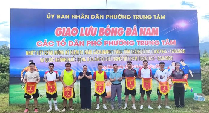 Lãnh đạo phường Trung Tâm trao cờ lưu niệm cho các đội bóng tham gia giao lưu.
