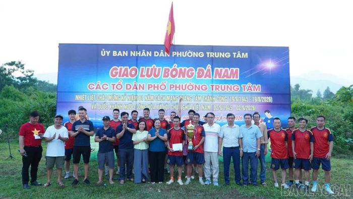 Ban Tổ chức trao giải Nhất cho đội bóng tổ dân phố 1-2-3.