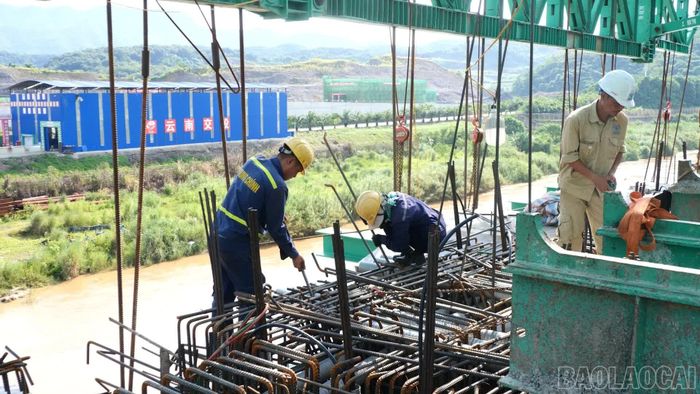 Tinh thần làm việc xuyên lễ trên công trường Bản Vược - Bá Sái.
