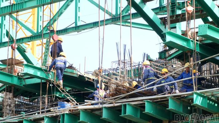 Nhà thầu duy trì 100% quân số trên công trường.