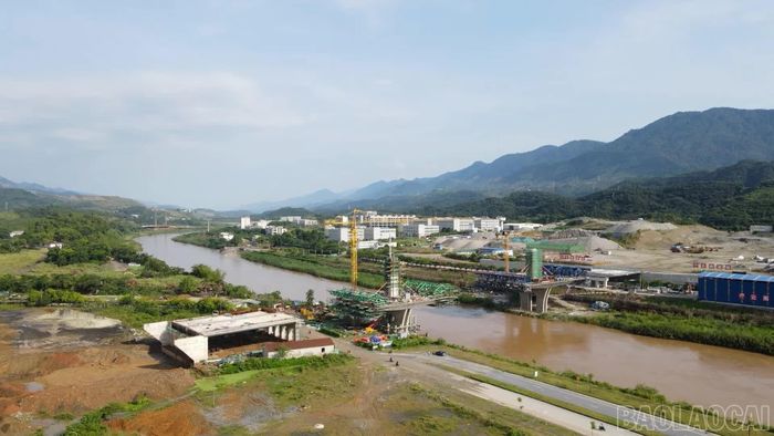 Công trường Dự án cầu biên giới qua sông Hồng Bản Vược (Việt Nam) - Bá Sái (Trung Quốc).