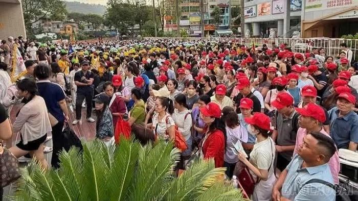 Du khách chờ làm thủ tục xuất cảnh tại Cửa khẩu Quốc tế Lào Cai.
