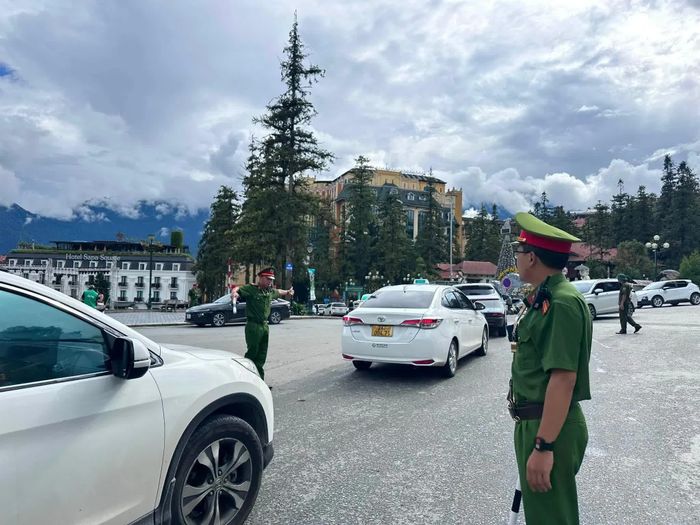 Cán bộ, chiến sĩ tổ chức tuần tra, kiểm soát, hướng dẫn, phân luồng phương tiện; đồng thời chủ động phát hiện, xử lý các tình huống phát sinh, hạn chế tình trạng ùn tắc kéo dài.