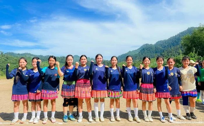 Đội bóng nữ thôn Nà Hẩu thể hiện quyết tâm tại giải đấu.