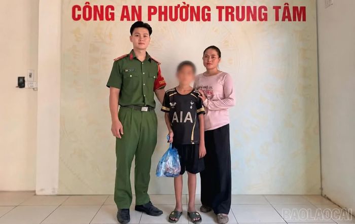 Công an phường Trung Tâm bàn giao cháu G.A.C. cho gia đình.