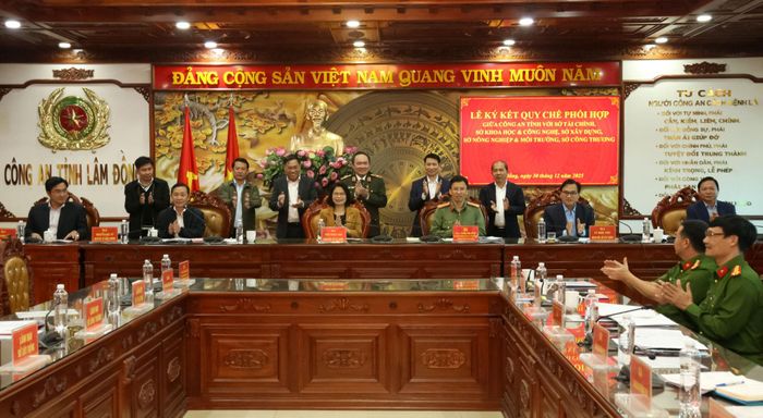 Công an tỉnh ký kết Quy chế phối hợp giữa Công an tỉnh với các sở: Tài chính, Công thương, Xây dựng, Nông nghiệp và Môi trường, Khoa học và Công nghệ trong công tác bảo đảm an ninh quốc gia, giữ gìn trật tự an toàn xã hội trên địa bàn tỉnh Lâm Đồng