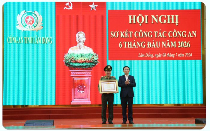 Đồng chí Hồ Văn Mười, Chủ tịch UBND tỉnh trao Bằng khen của Thủ tướng Chính phủ cho Công an tỉnh vì có nhiều thành tích trong xây dựng, triển khai Đề án 06 giai đoạn 2022 - 2025