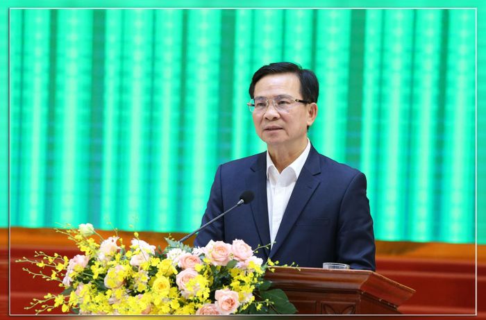 Đồng chí Hồ Văn Mười, Chủ tịch UBND tỉnh Lâm Đồng phát biểu tại hội nghị Sơ kết công tác 6 tháng đầu năm của Công an tỉnh