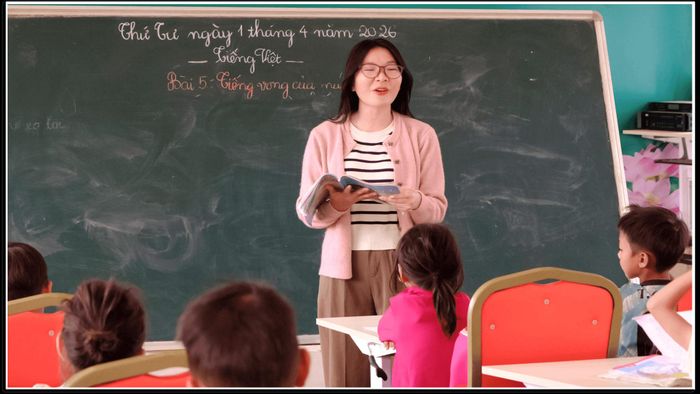 Cô giáo người Mông dạy học giữa làng Mông