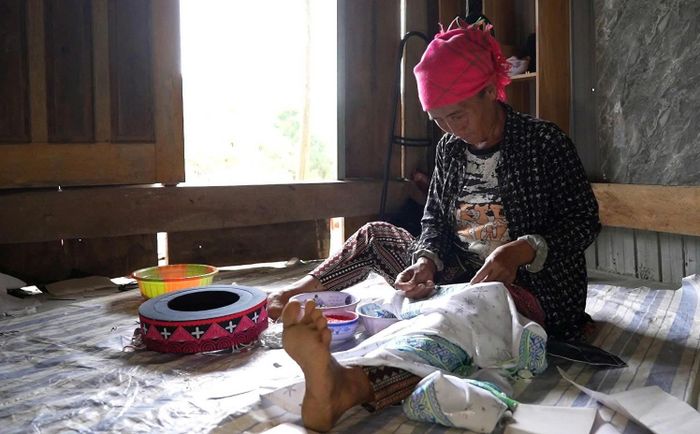 Bà mẹ người Mông với đường thêu thổ cẩm truyền thống