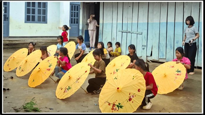 Cô và trò luyện tập các tiết mục văn nghệ