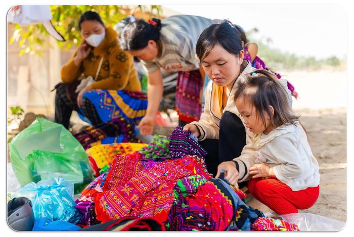 Người mẹ làng Mông lựa váy áo cho cho con