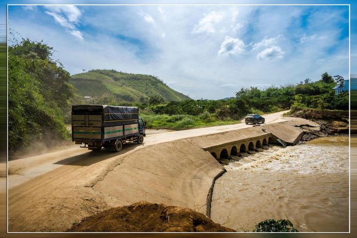 Đập tràn trên sông K'rông Nô là đường vào bản Mông tiểu khu 179