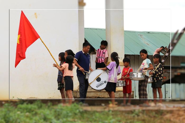 Thầy giáo Quách Văn Hưng dạy nghi thức cho học sinh chuẩn bị đón năm học mới